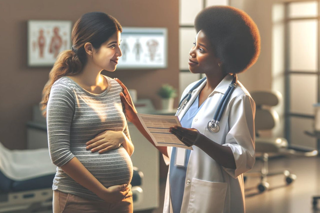 Ein Arzt im Gespräch mit einer schwangeren Frau