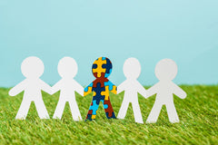 Kind mit Autismus unter anderen auf blauem und grünem Hintergrund