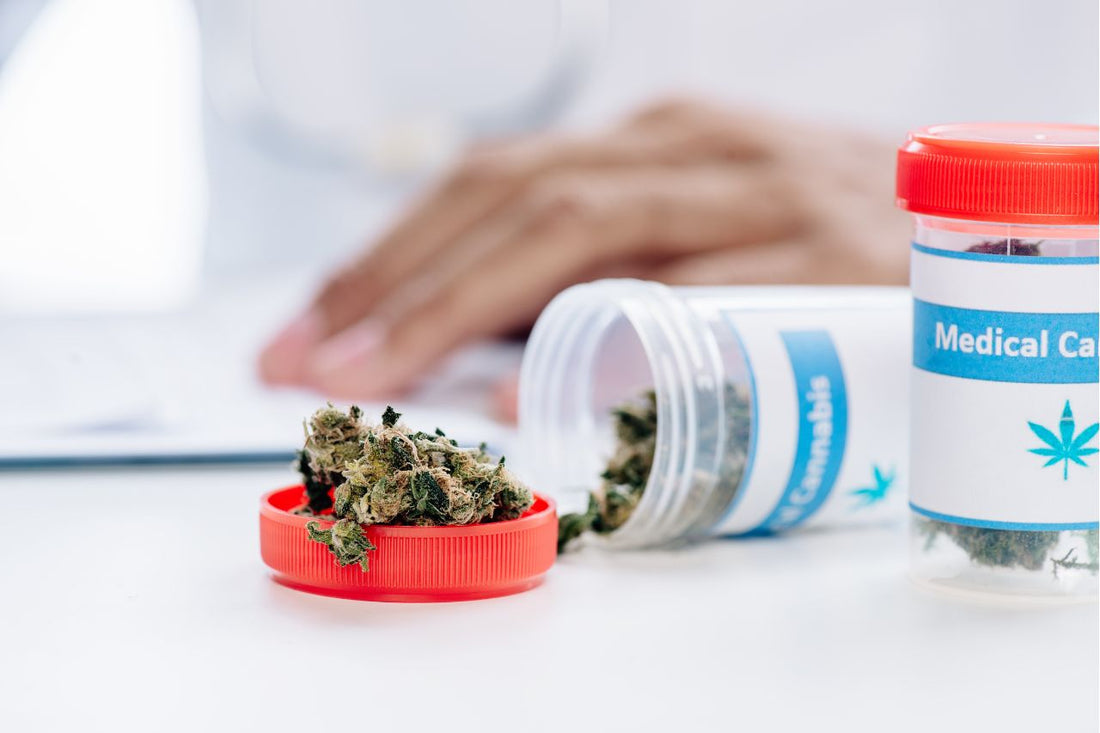einen Kanister mit medizinischem Cannabis