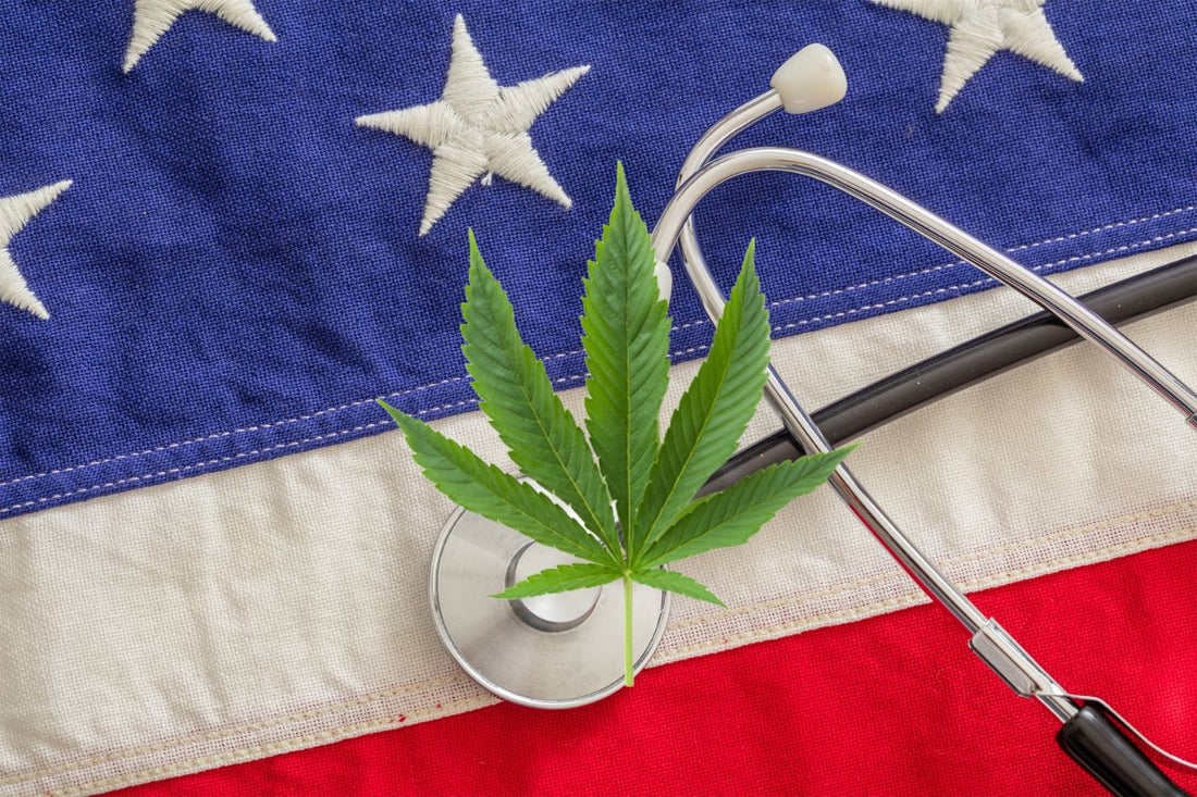 Cannabisblatt, Stethoskop und Flagge der USA