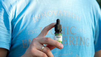 Person mit Formula Swiss CBD-Öl in Olivenöl