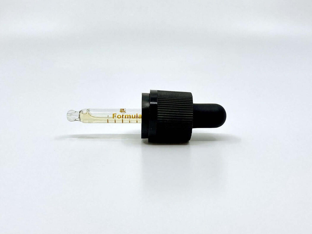 RAW CBD Öl Pipette weißer Hintergrund