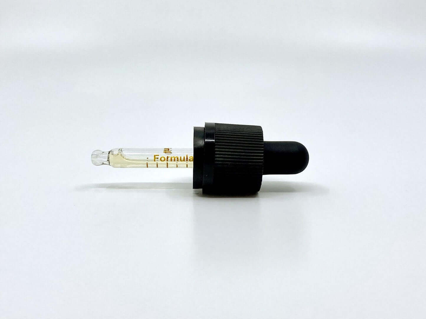 RAW CBD Öl Pipette weißer Hintergrund