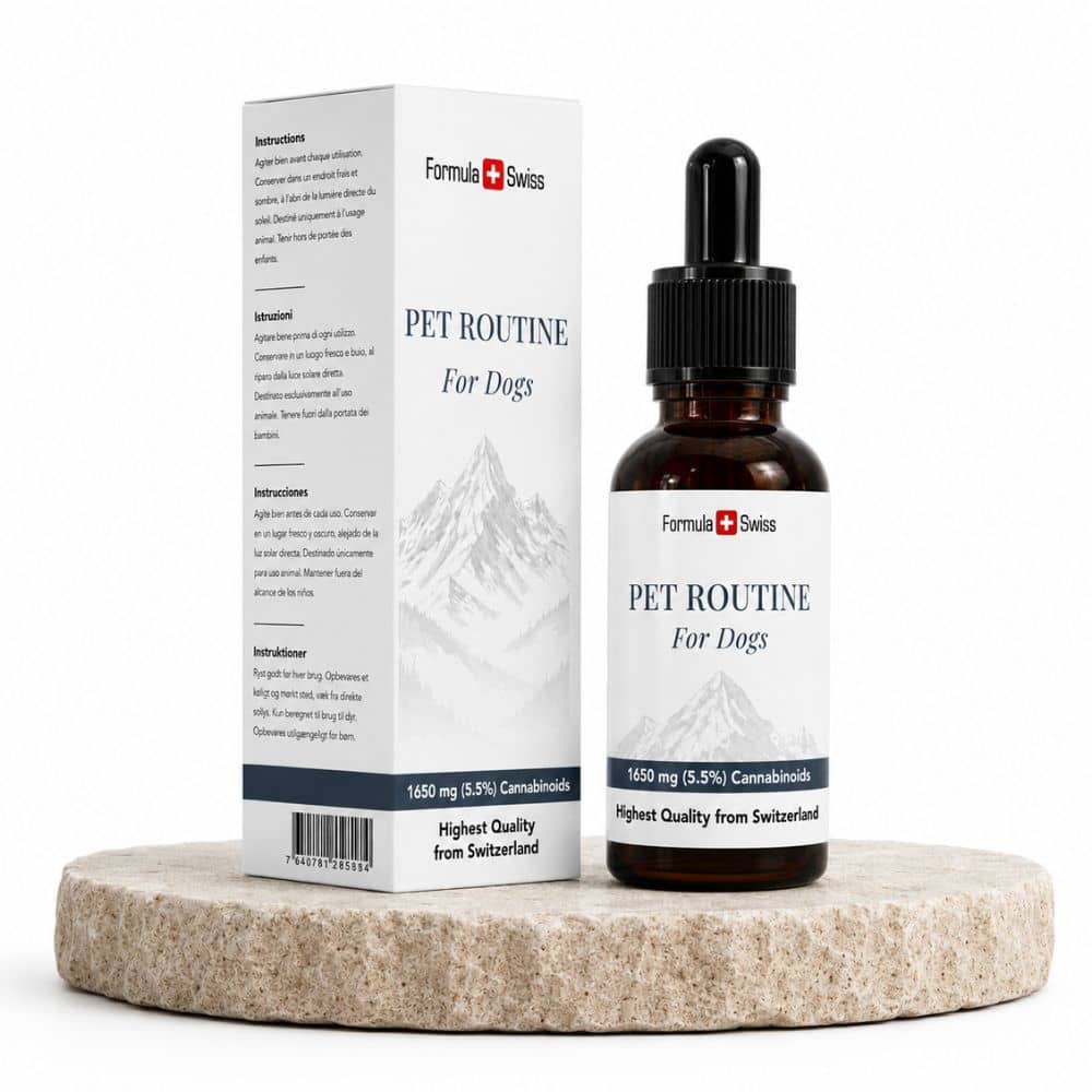 Flasche und Verpackung der Formula Swiss Pet Routine für Katzen auf weißem Hintergrund